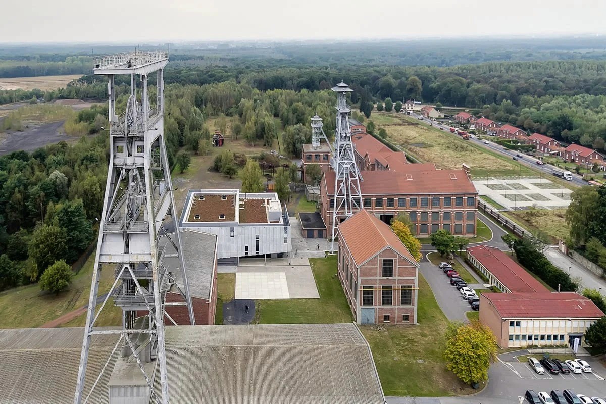 Ancienne structure minière et bâtiments patrimoniaux vue drone — Anteale | Yann Manac’h, photographe pro Lille Nord