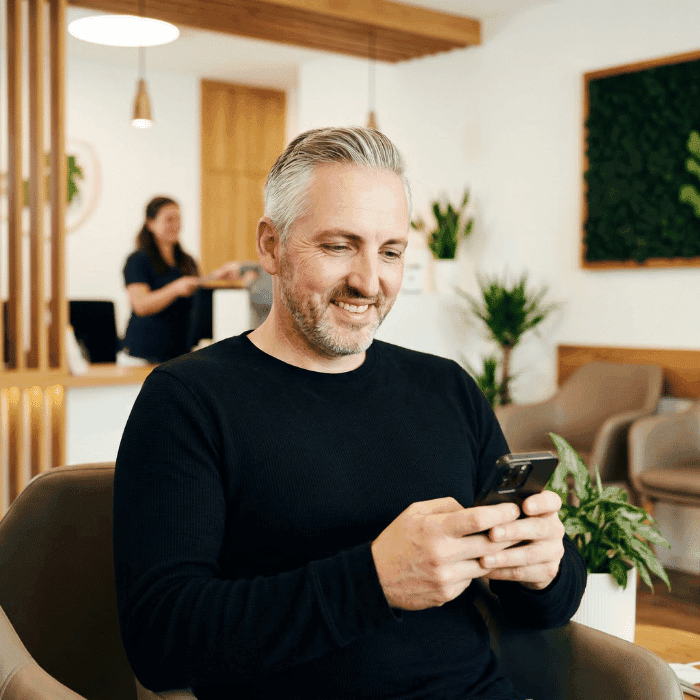 Mitarbeiterin nutzt den Facharztservice der betrieblichen Krankenversicherung