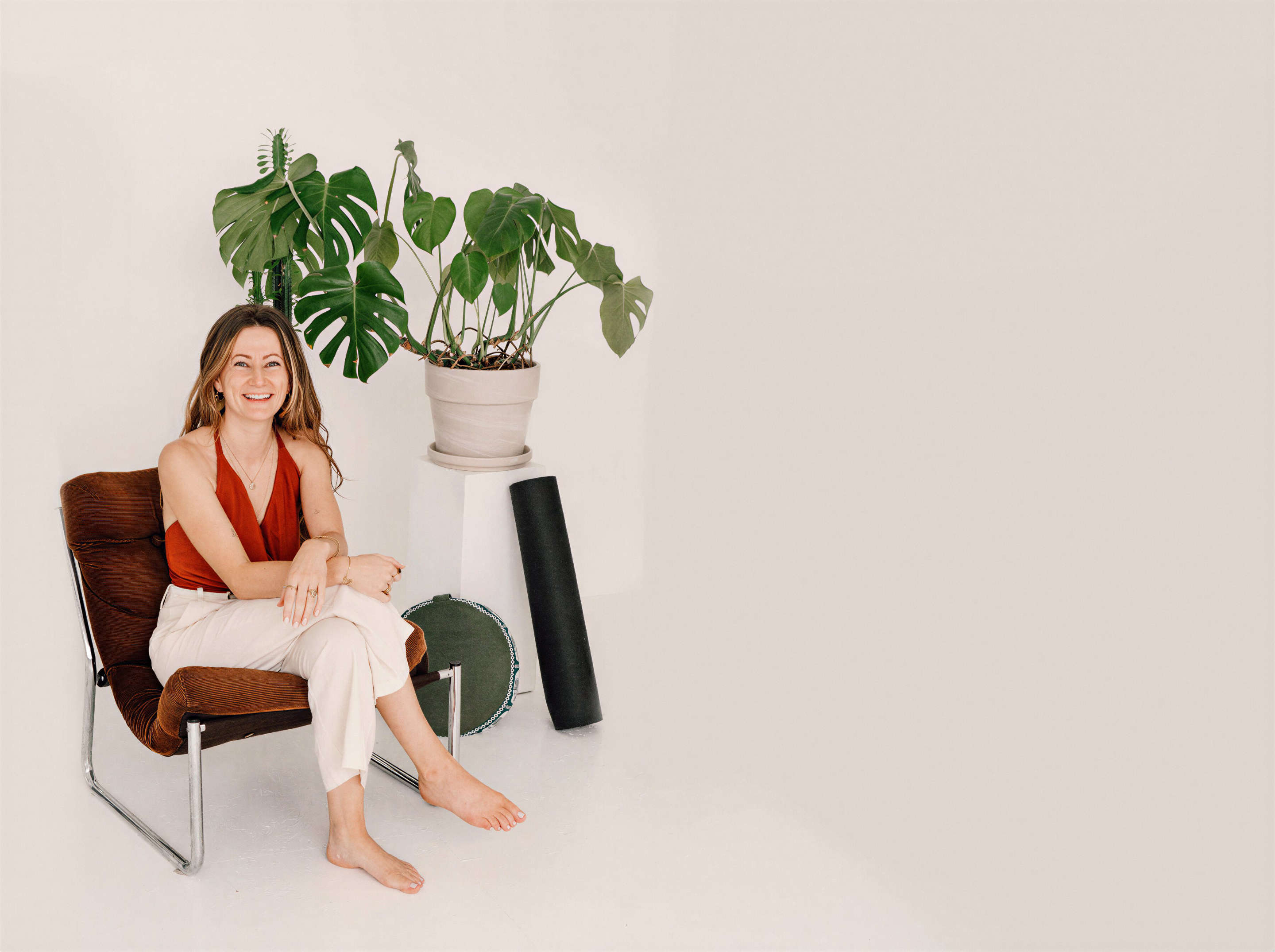 Franzi lächelnd auf Stuhl