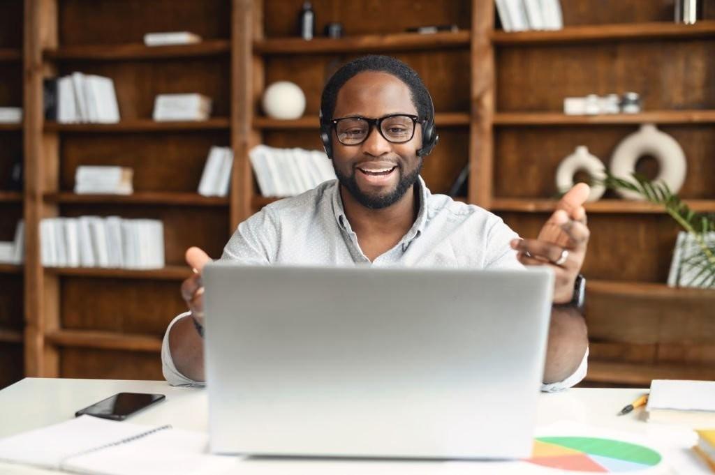 Groupe de spécialistes en communication de Captain, en plein travail.jpg