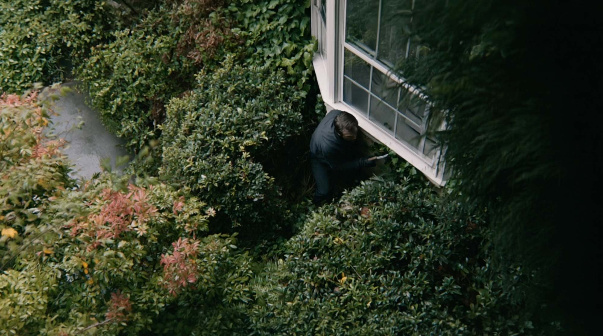 Hero video of a man trespassing a property. With esplora you're safe 24/7.