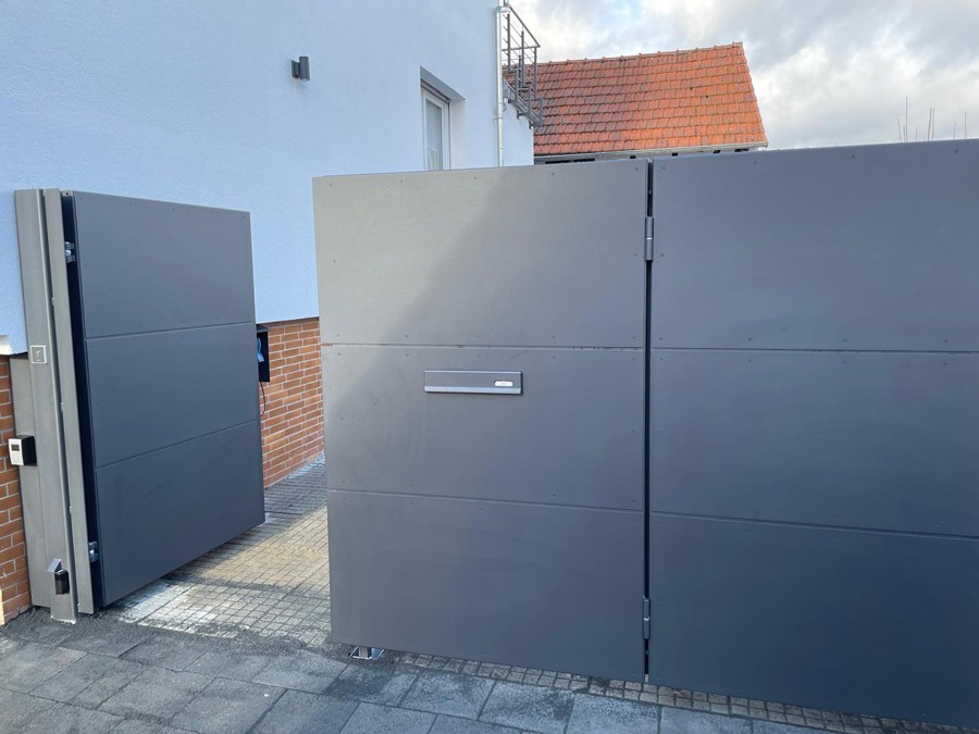 Schwarzes Tor für eine Einfahrt. 