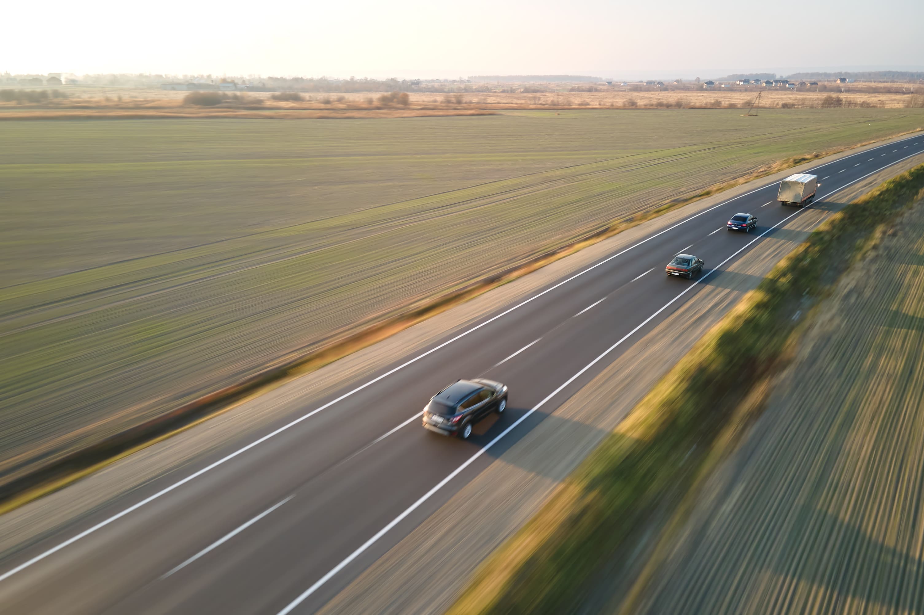voiture électrique sur autoroute