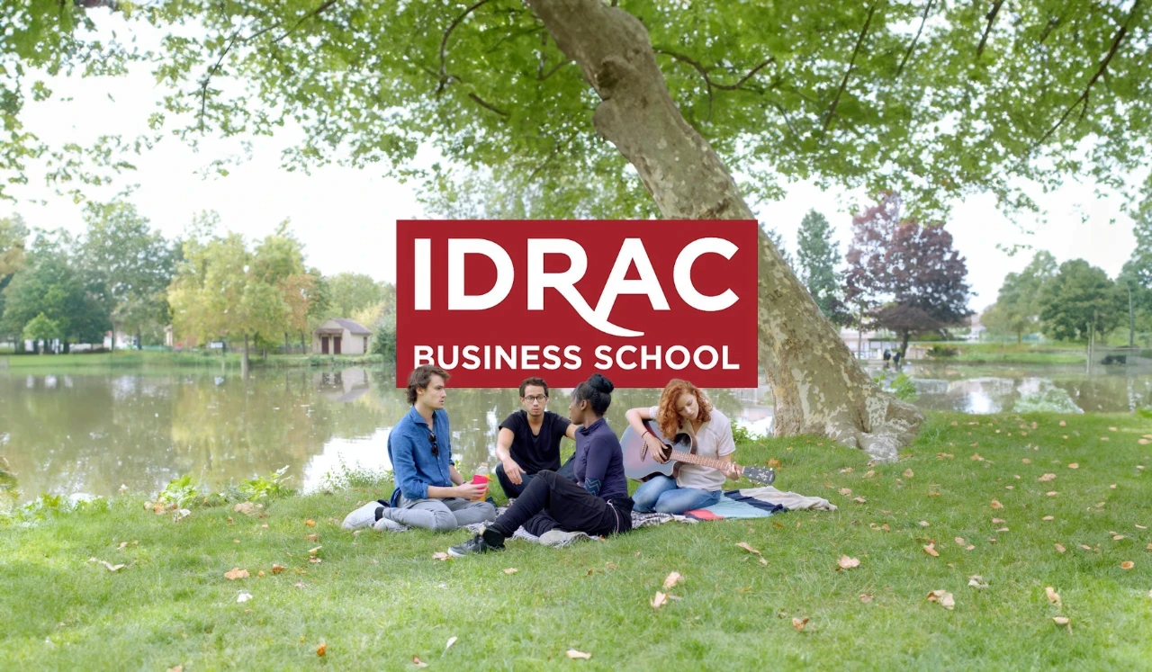 Portrait serré d'un étudiant capté lors d'une production audiovisuelle pour l'IDRAC Business School, illustrant notre expertise en "Stratégie de contenu" et en création de récits authentiques pour promouvoir les grandes écoles de commerce