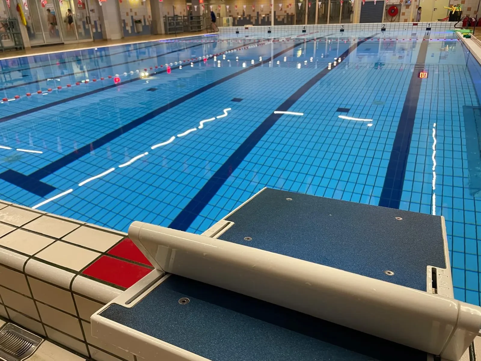 Swim4Brains-team poseert in roze truien
