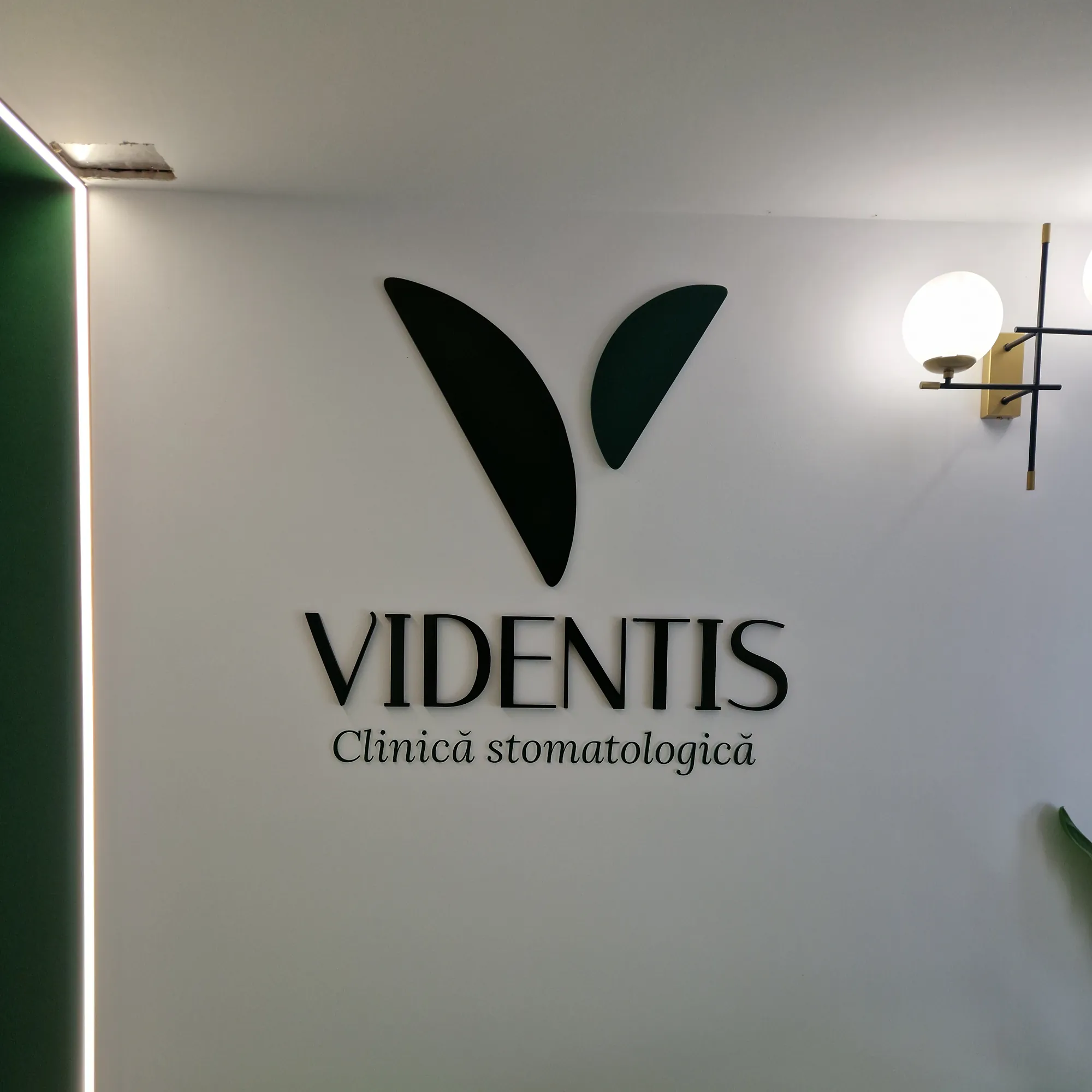 Logo Videntis din litere PVC vopsite aplicate cu distanțieri în recepția clinicii