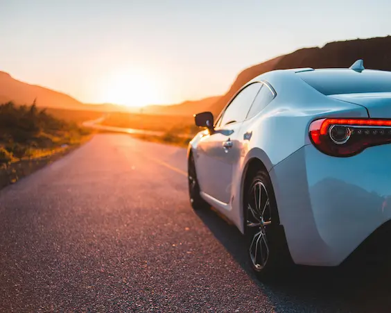 voiture route couher de soleil