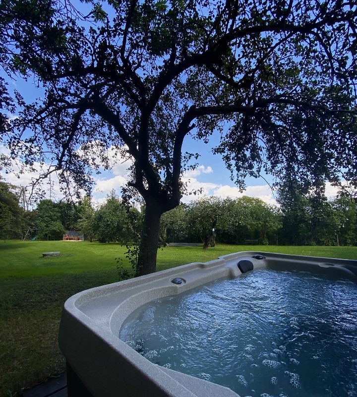 Jaccuzzi na ogrodzie w hotelu Villa Stara Apteka w Srebrnej Górze