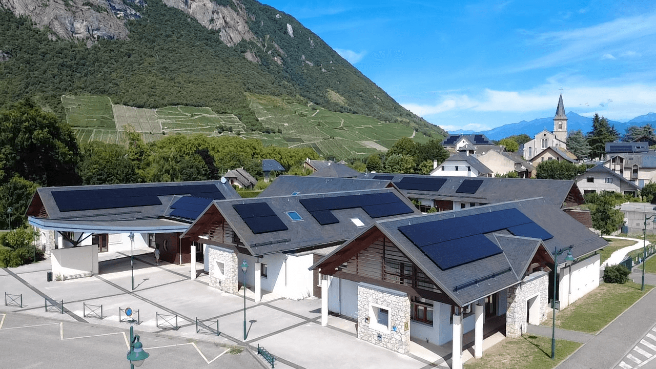 Photo d'une installation de panneaux solaires sur une école