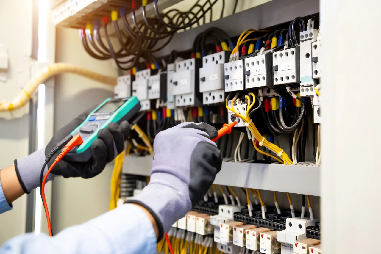 Bei Batterien sagt die Leerlaufspannung etwas über den Ladezustand aus. Bei Solarmodulen zeigt sie, welches Potenzial das Modul hat.