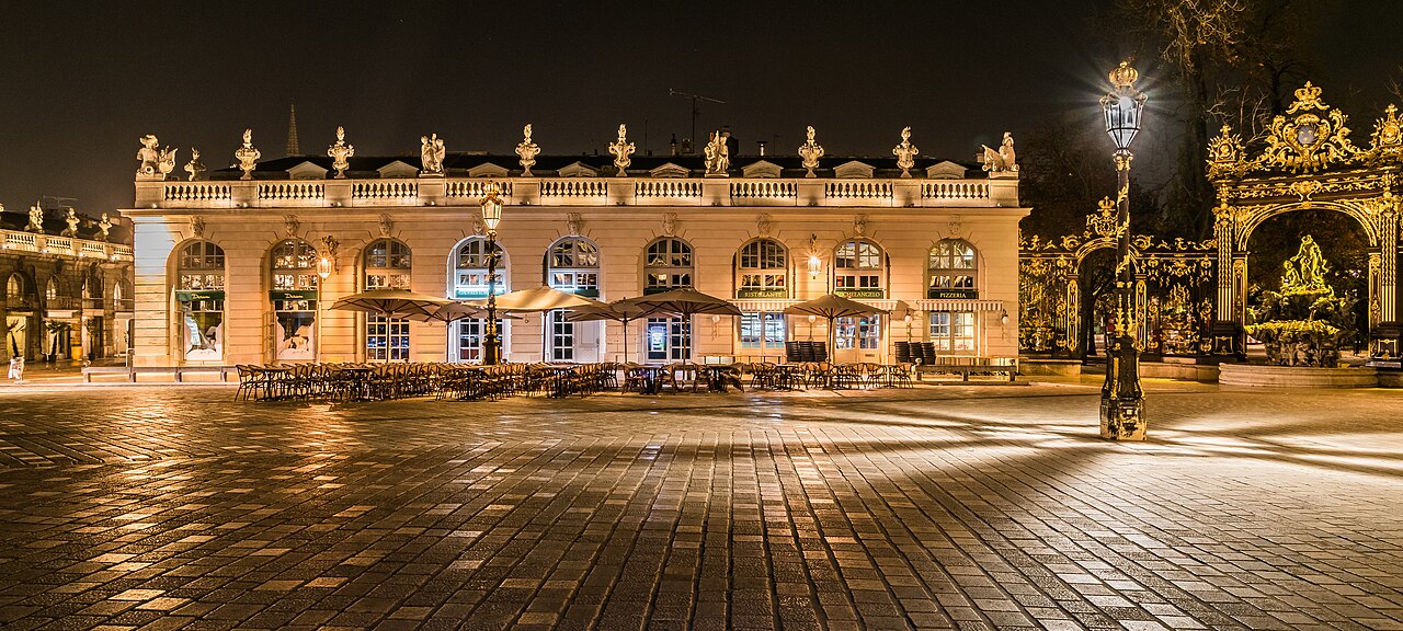 Les façades et les grilles de la place Stanislas illuminées à Nancy.