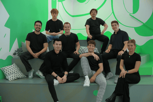 hafencity.dev Team sitzt auf Stufen