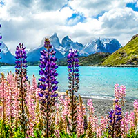 Paisagem desértica do Vale da Lua em San Pedro de Atacama, com formações rochosas e dunas ao entardecer