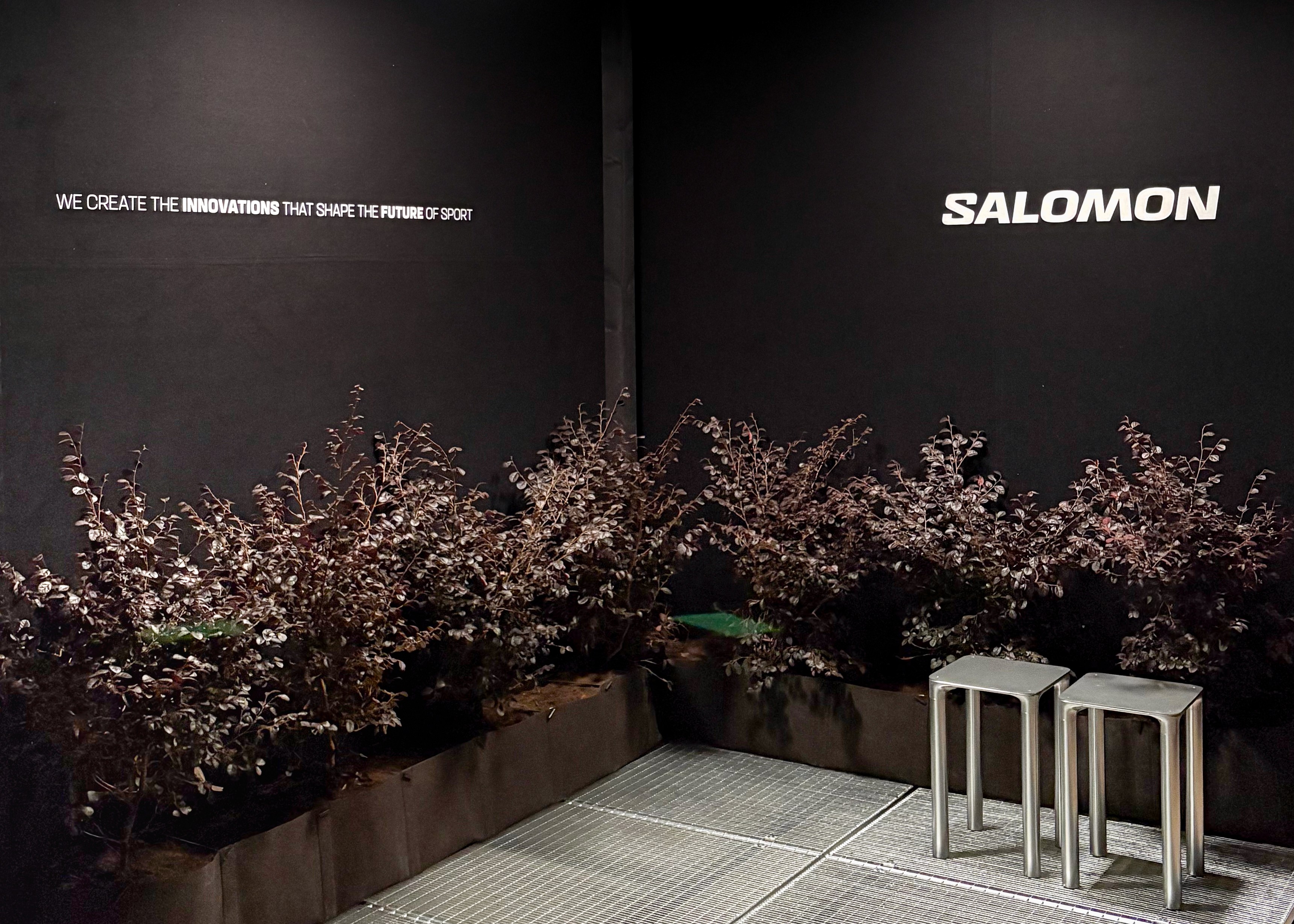 Stand de marque Salomon au design minimaliste