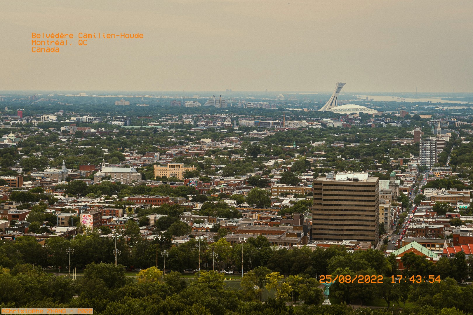 Vue lointaine sur le Stade olympique depuis le belvédère Camillien-Houde.