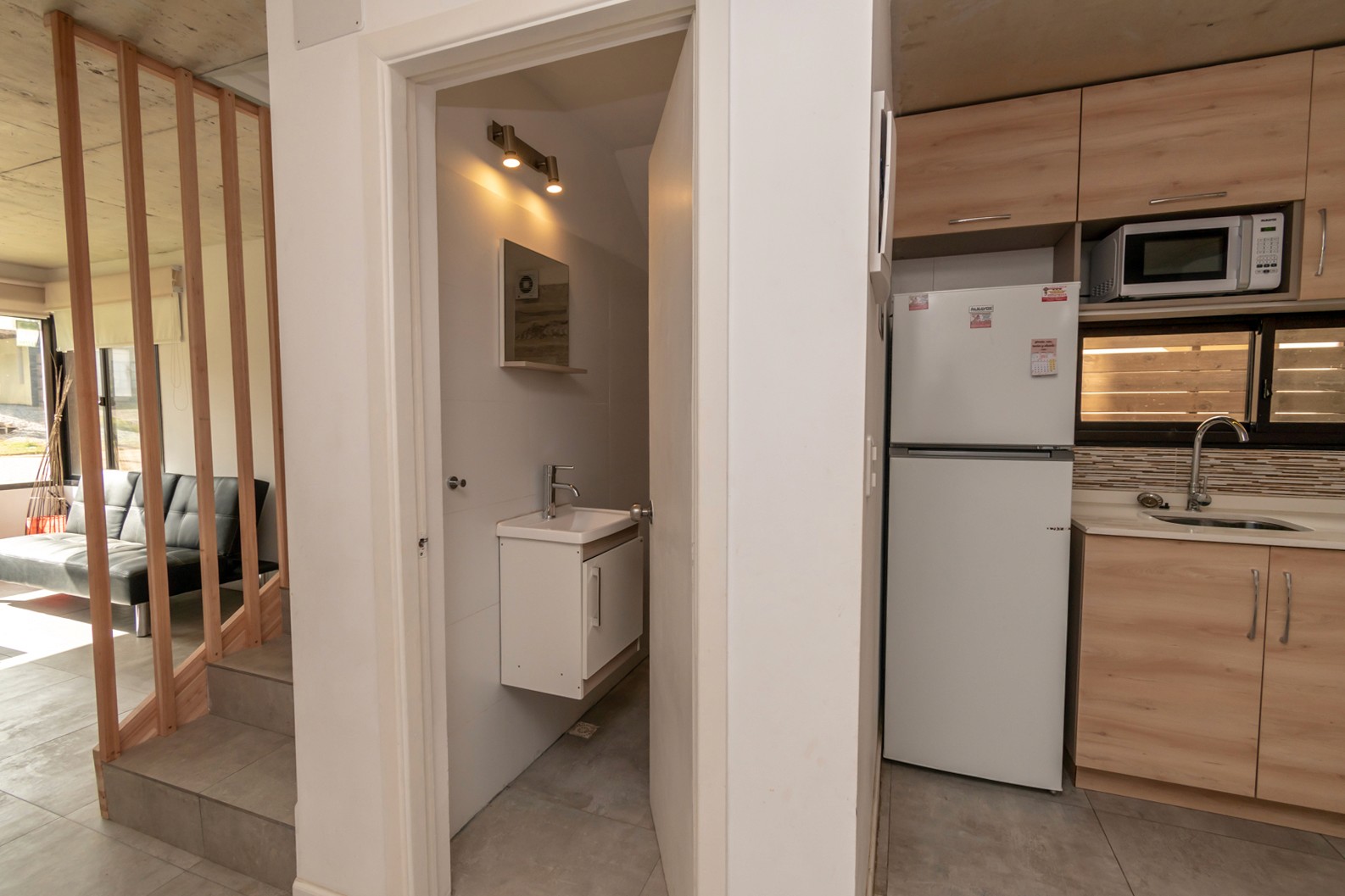 Baño de abajo de Casa Gaviotas con diseño funcional y moderno - baño práctico con acabados contemporáneos.