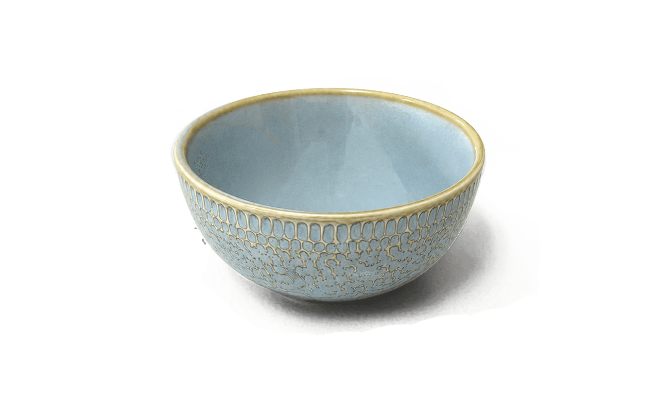 Bol en céramique artisanale bleu ciel avec relief dentelle sur l'extérieur et liseré doré