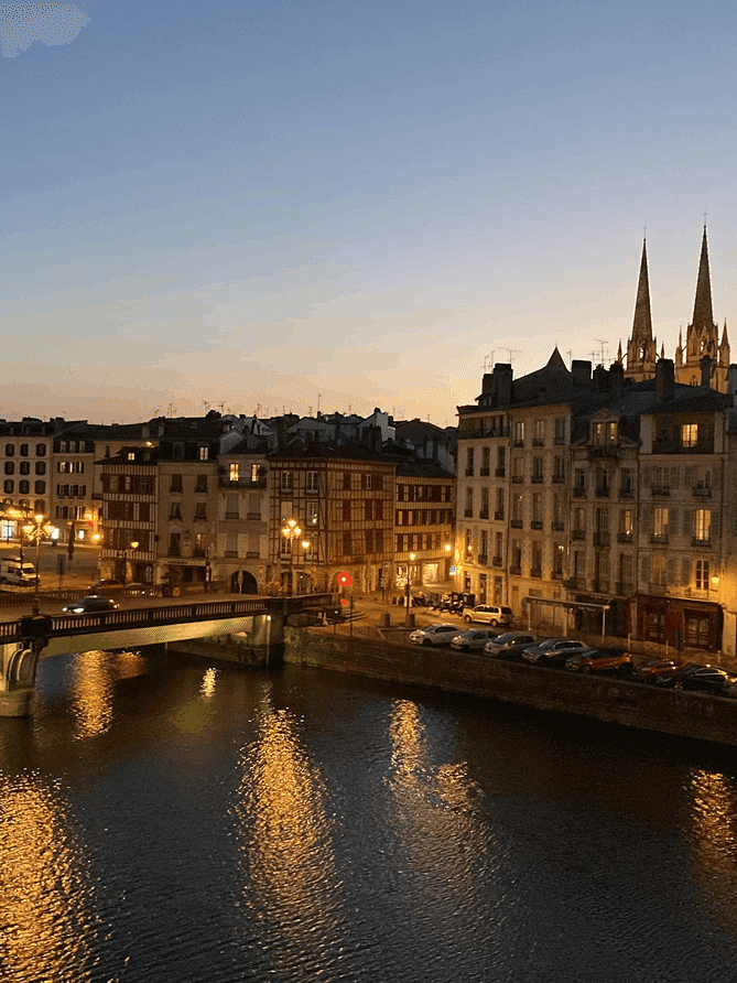 vue sur le pont de bayonne la nuit