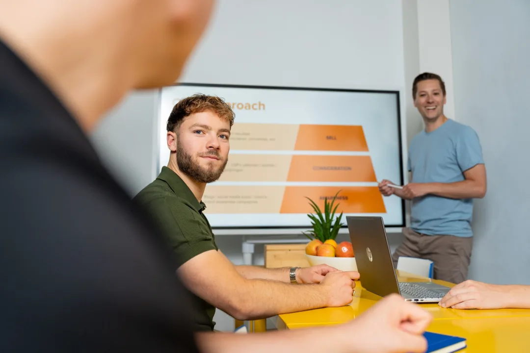 Mesnen die overleggen voor een presentatiescherm