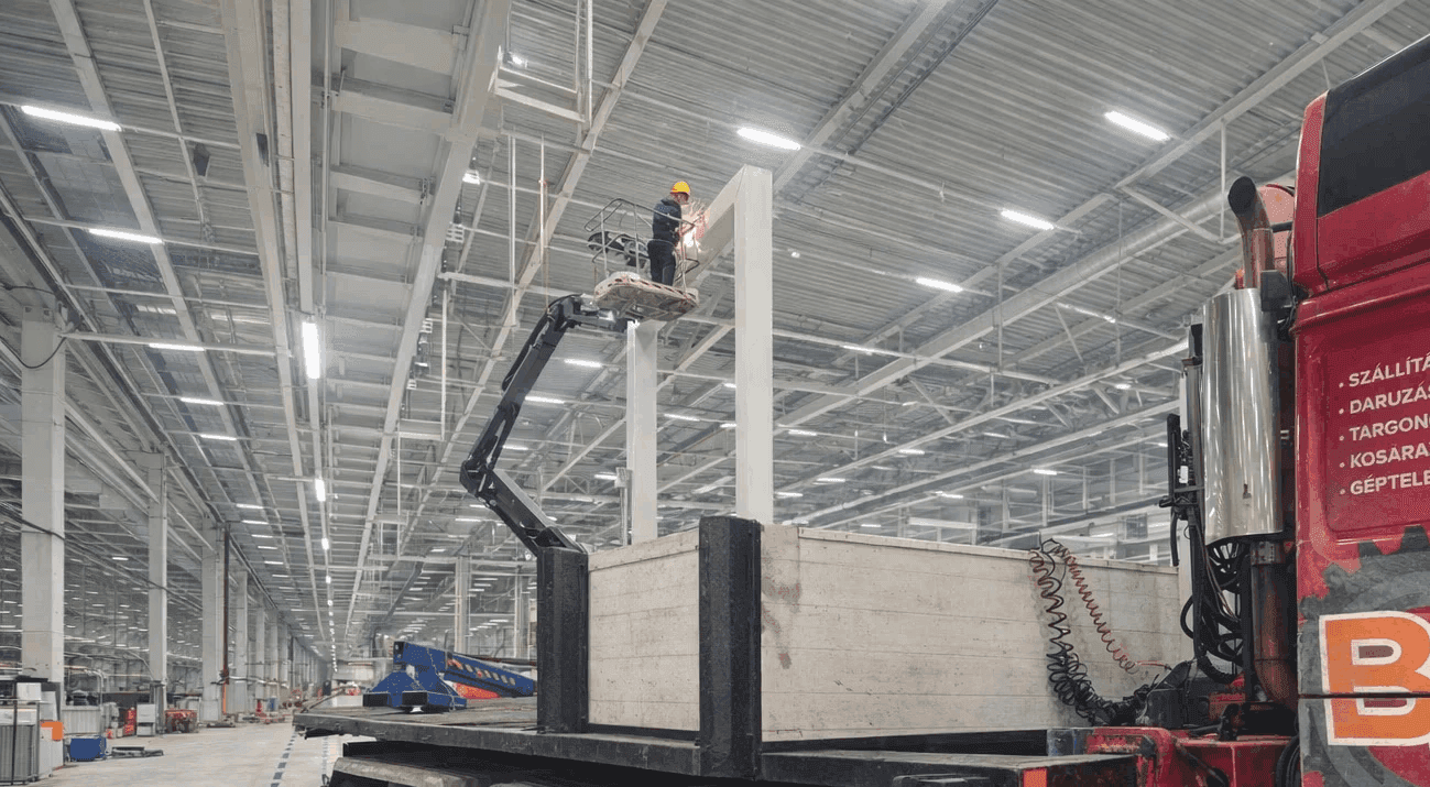 Egy embert kosaras emelővel emelnek