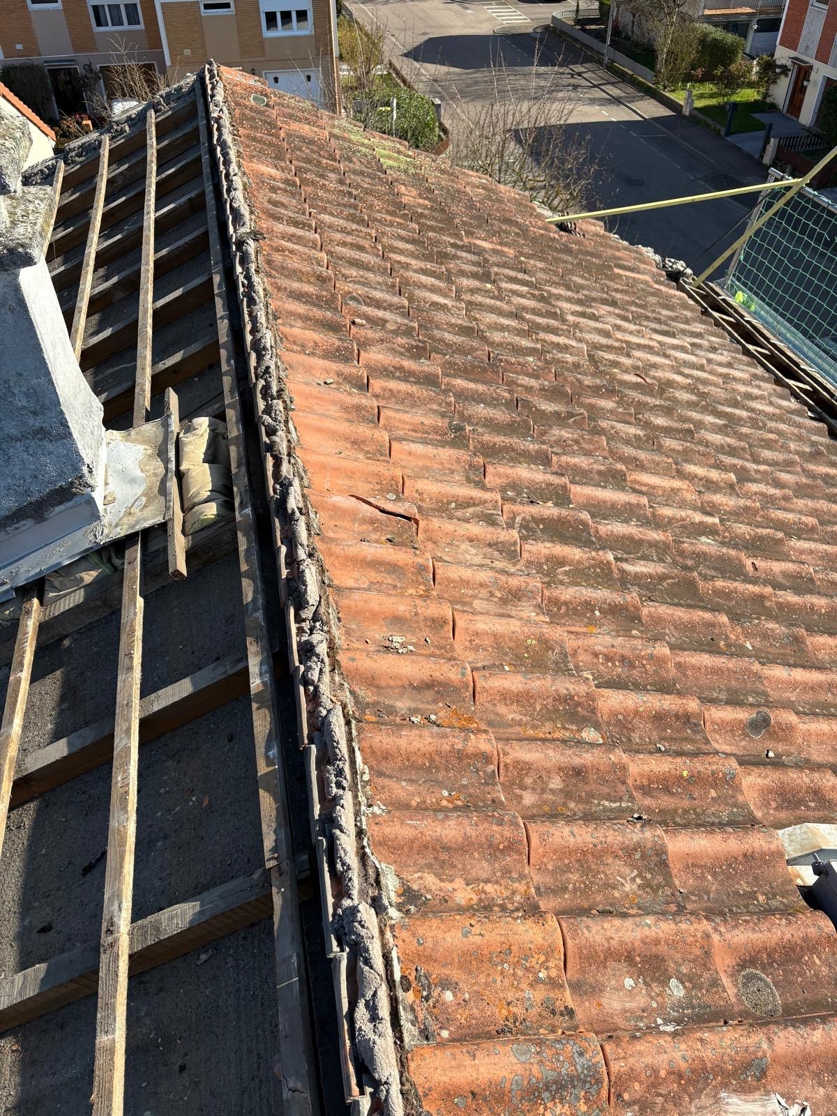 Remplacement de chatière cassée et réparation faîtage ventilé