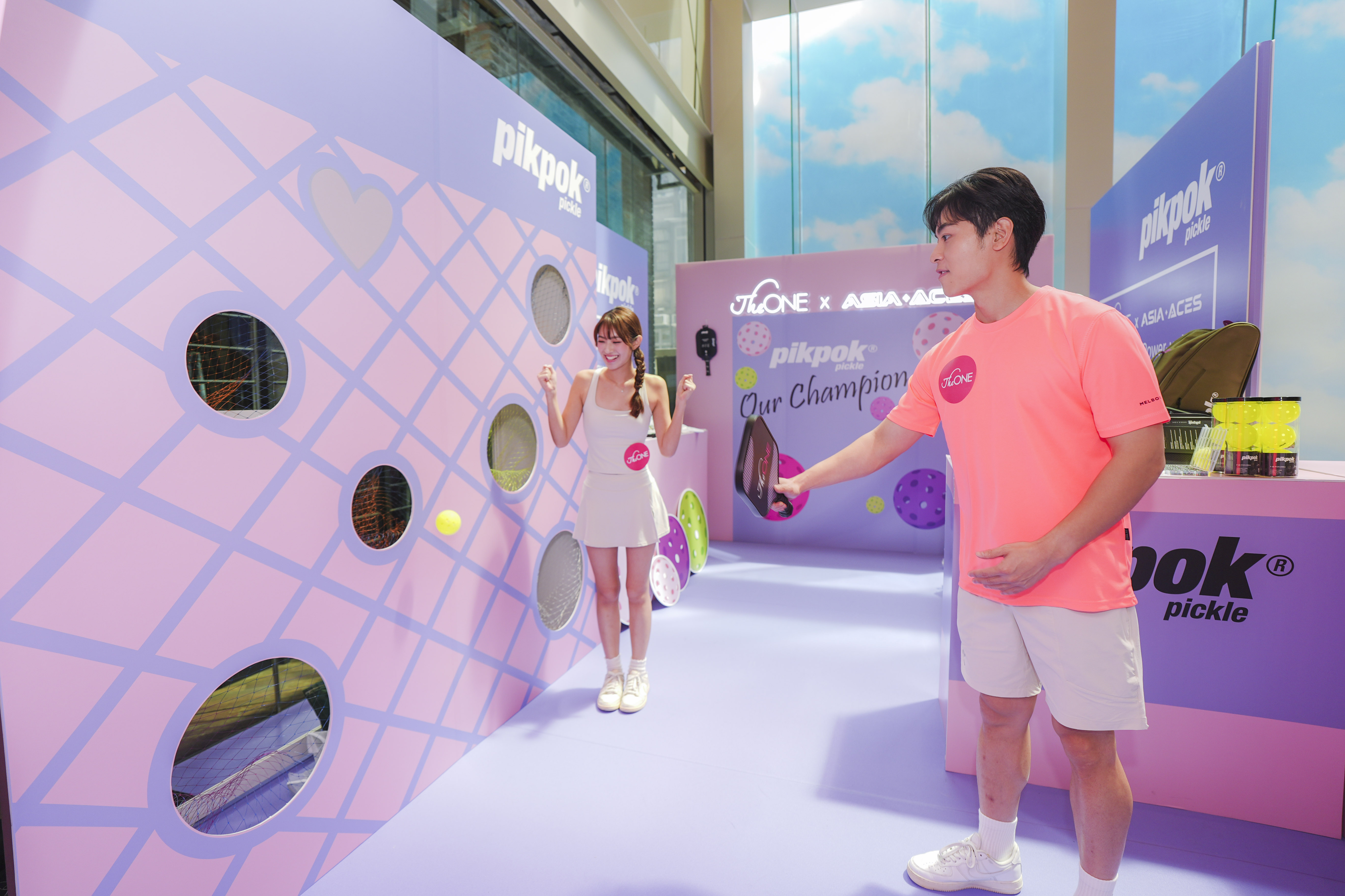 室內匹克球場專業設計工程，採用藍灰色高彈性防滑運動地板與標準標線，具備優質球速反饋與耐磨度。