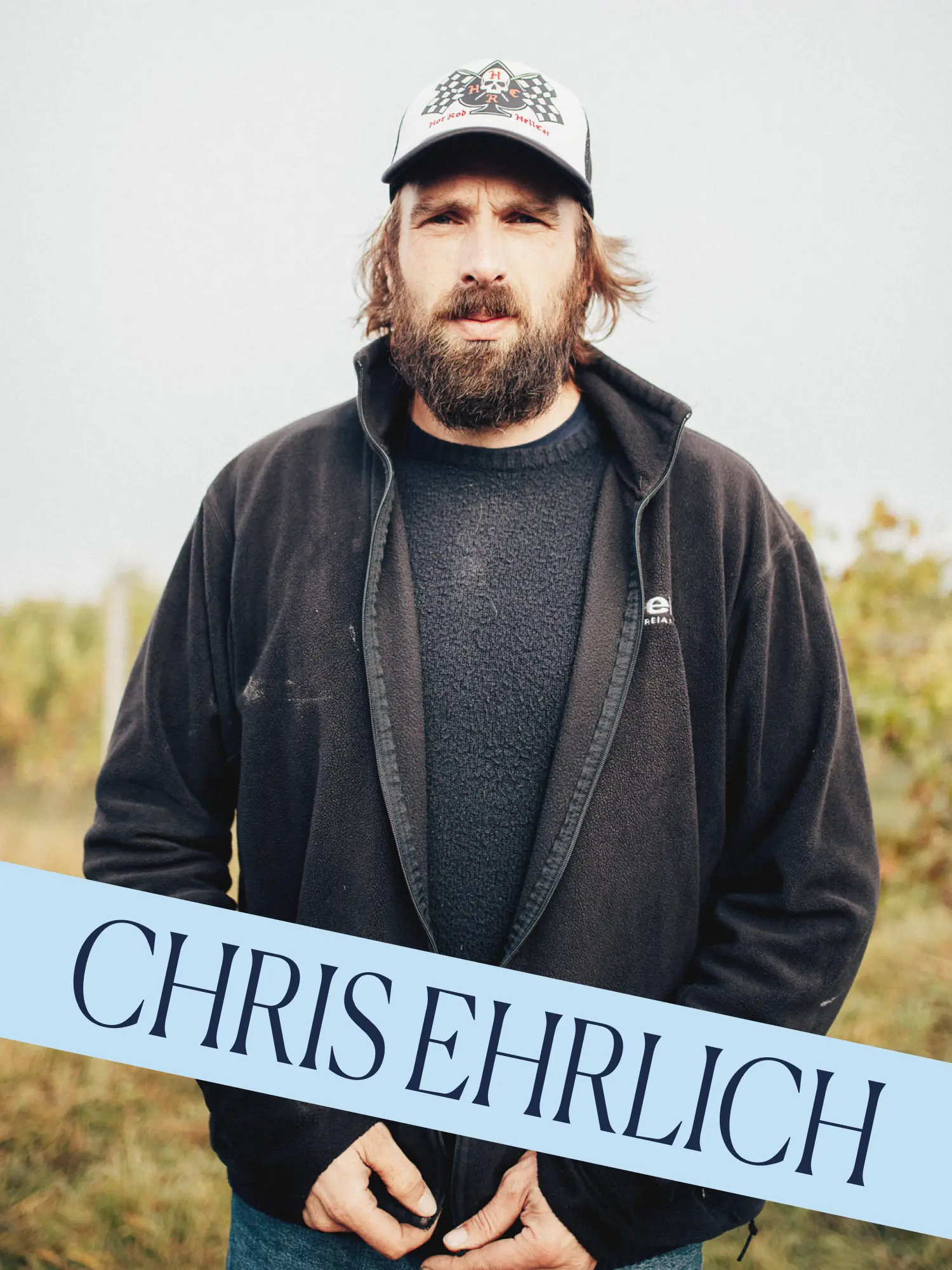 Porträt von Winzer Chris Ehrlich mit Namenseinblendung im Weinberg