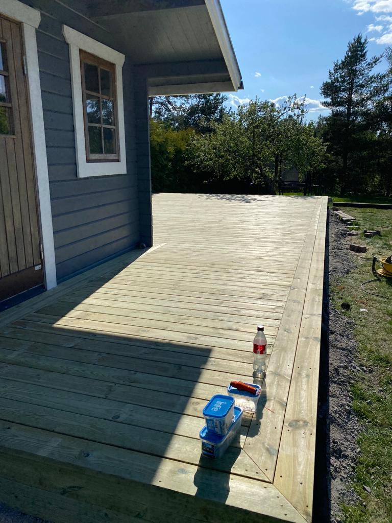 Terassin rakentaminen Espoossa kestopuusta omakotitalon pihaan valmis puuterassi