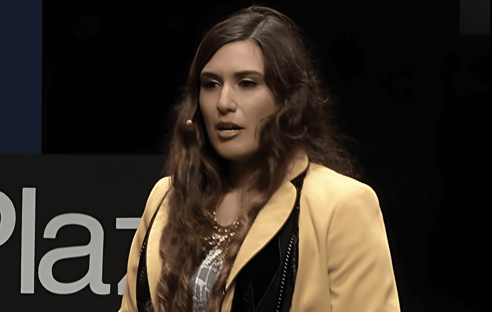Photo of Carolina Águila in a talk
