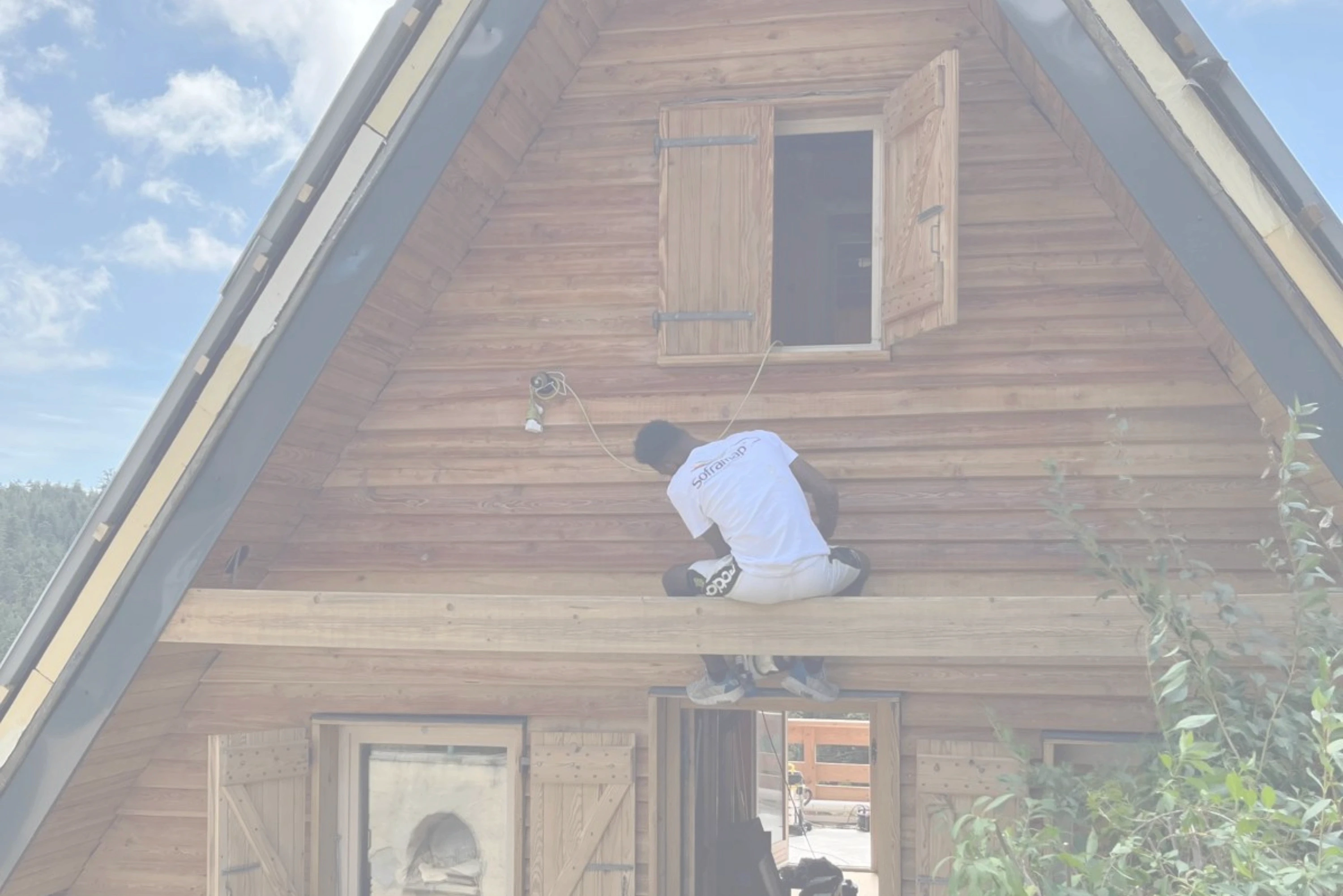 peinture d'une façade de maison dans les alpes maritimes