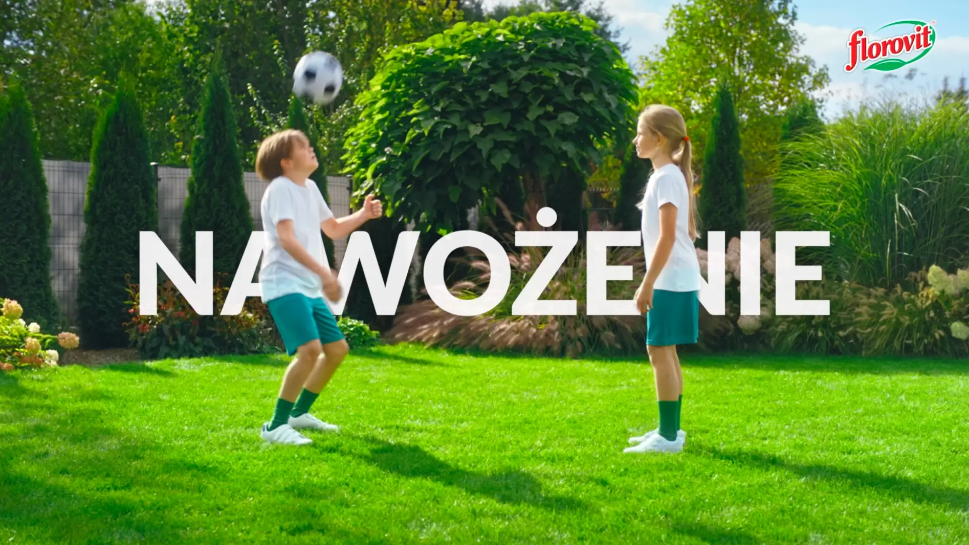 Dzieci grające w piłkę na zielonym trawniku z napisem Nawożenie