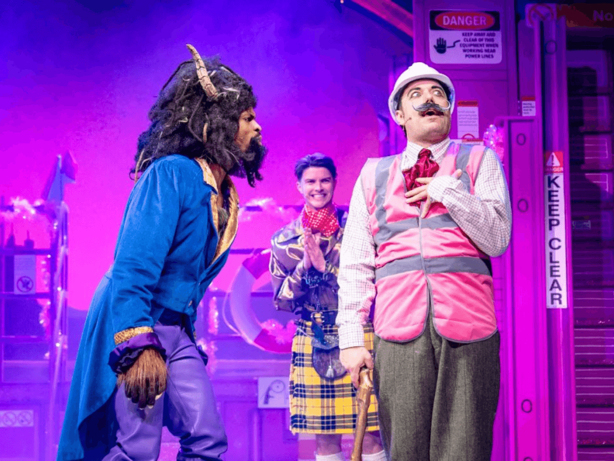 ビーストが驚くべき瞬間に労働者に直面するのは、『美女と野獣: 官能的なラブストーリー』のコミカルなシーンです。