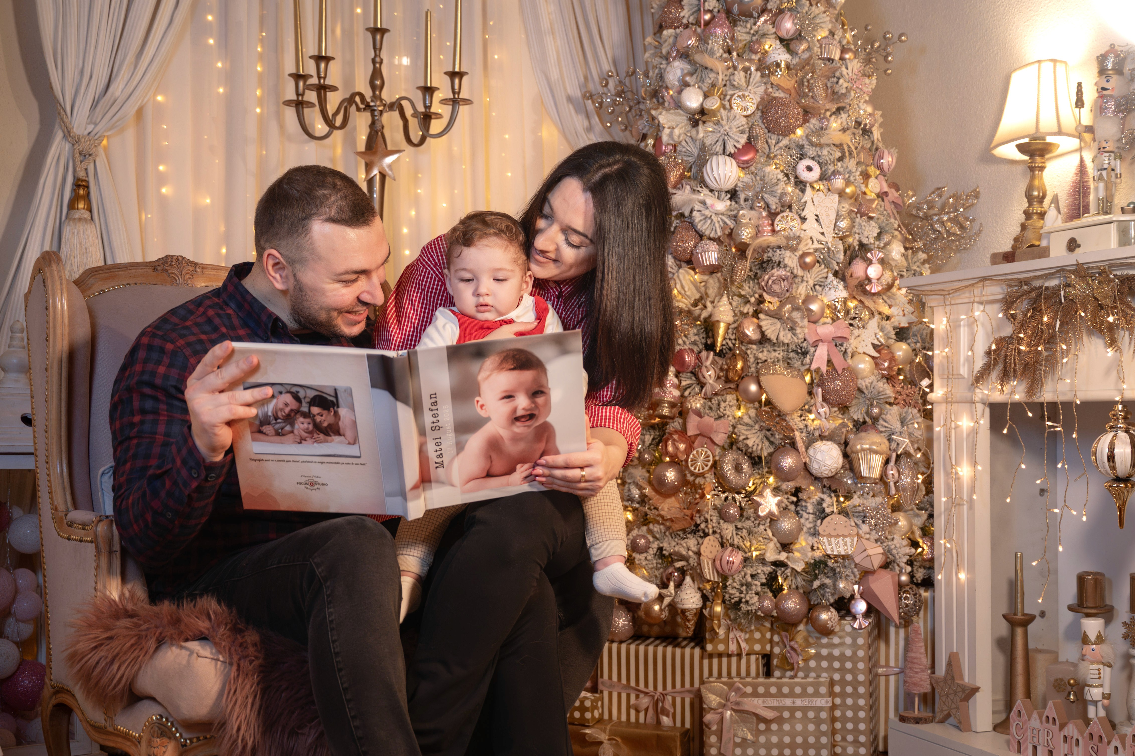 Ședință foto de familie de Crăciun cu părinți și copil, momente autentice