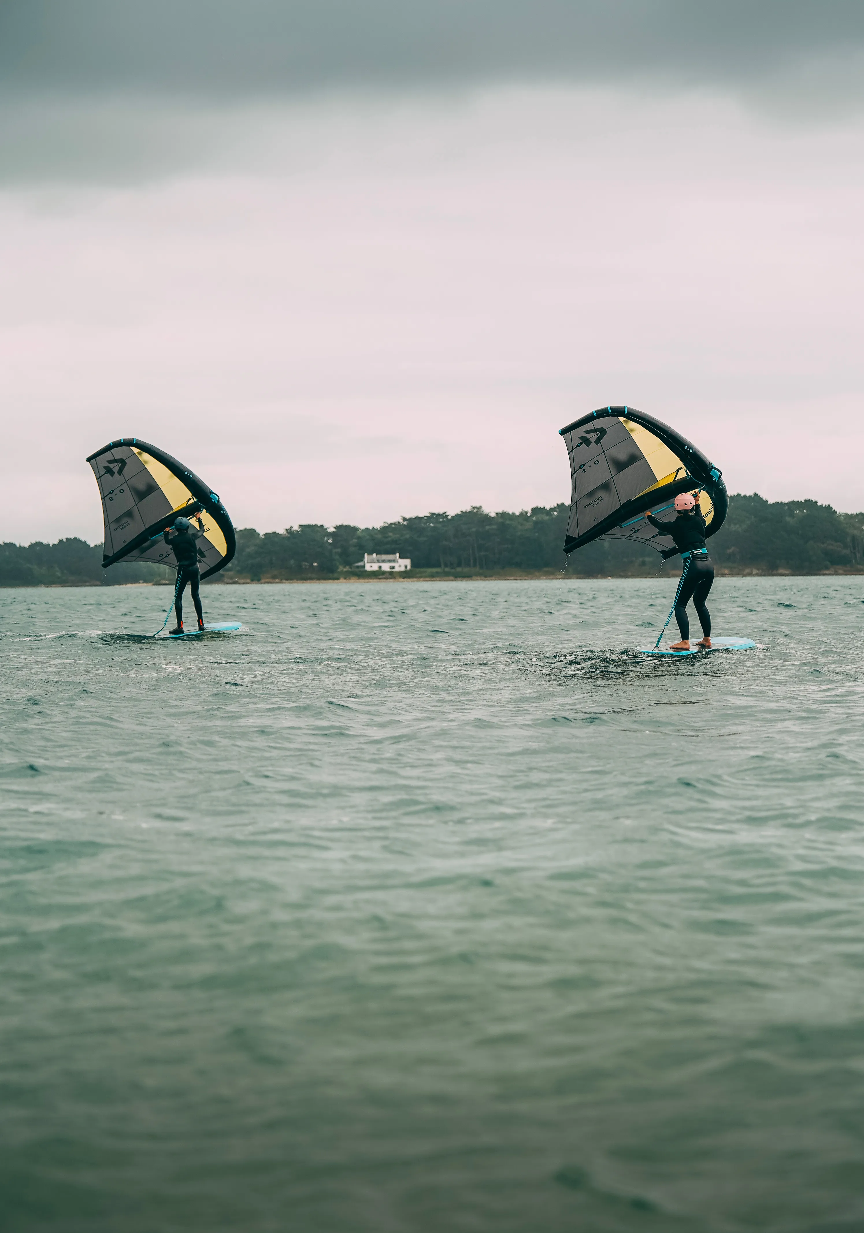 Deux wingfoil sur l'eau