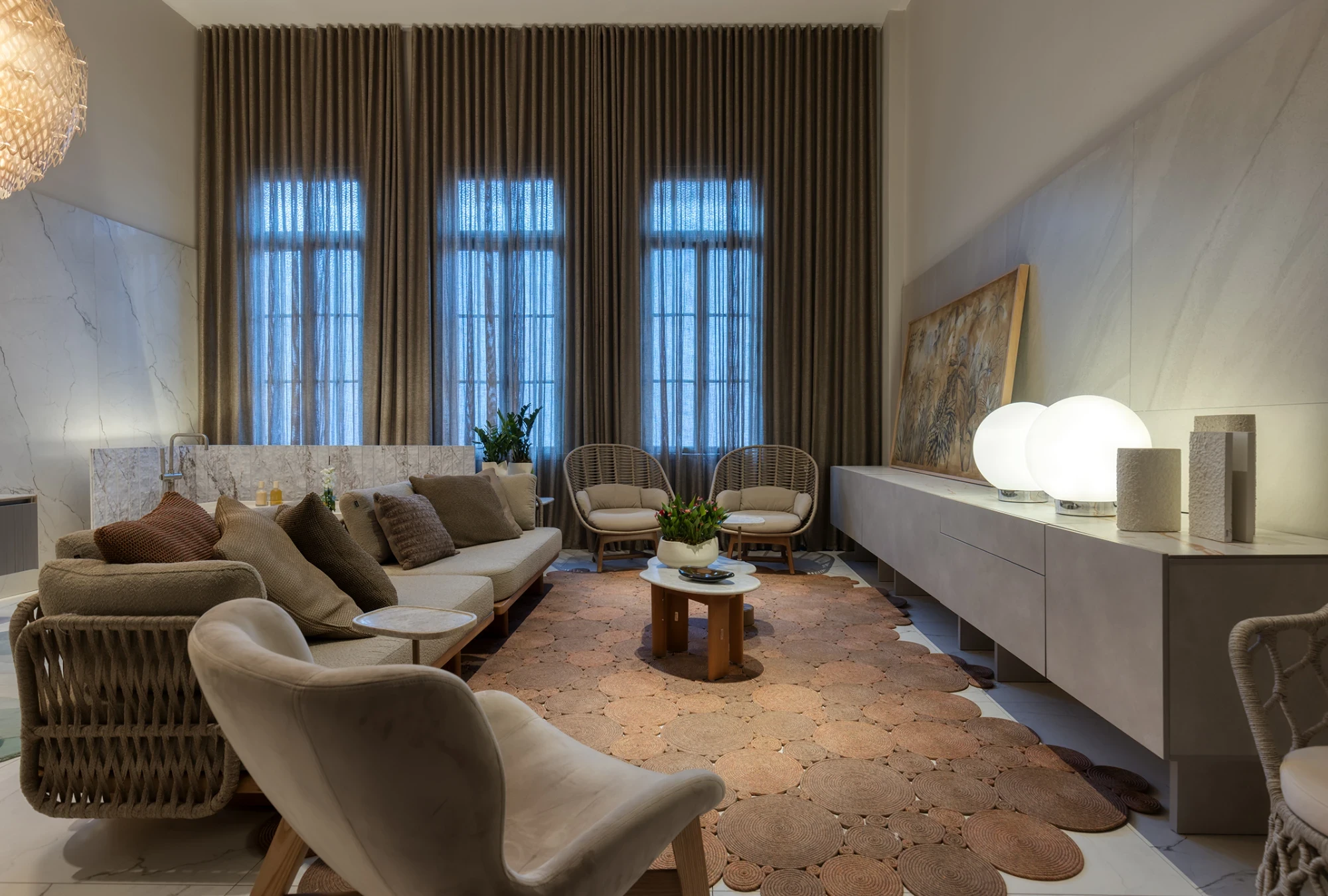 Xale italiano Hunter Douglas aplicado em sala de estar com controle de luz e acabamento sofisticado em Curitiba