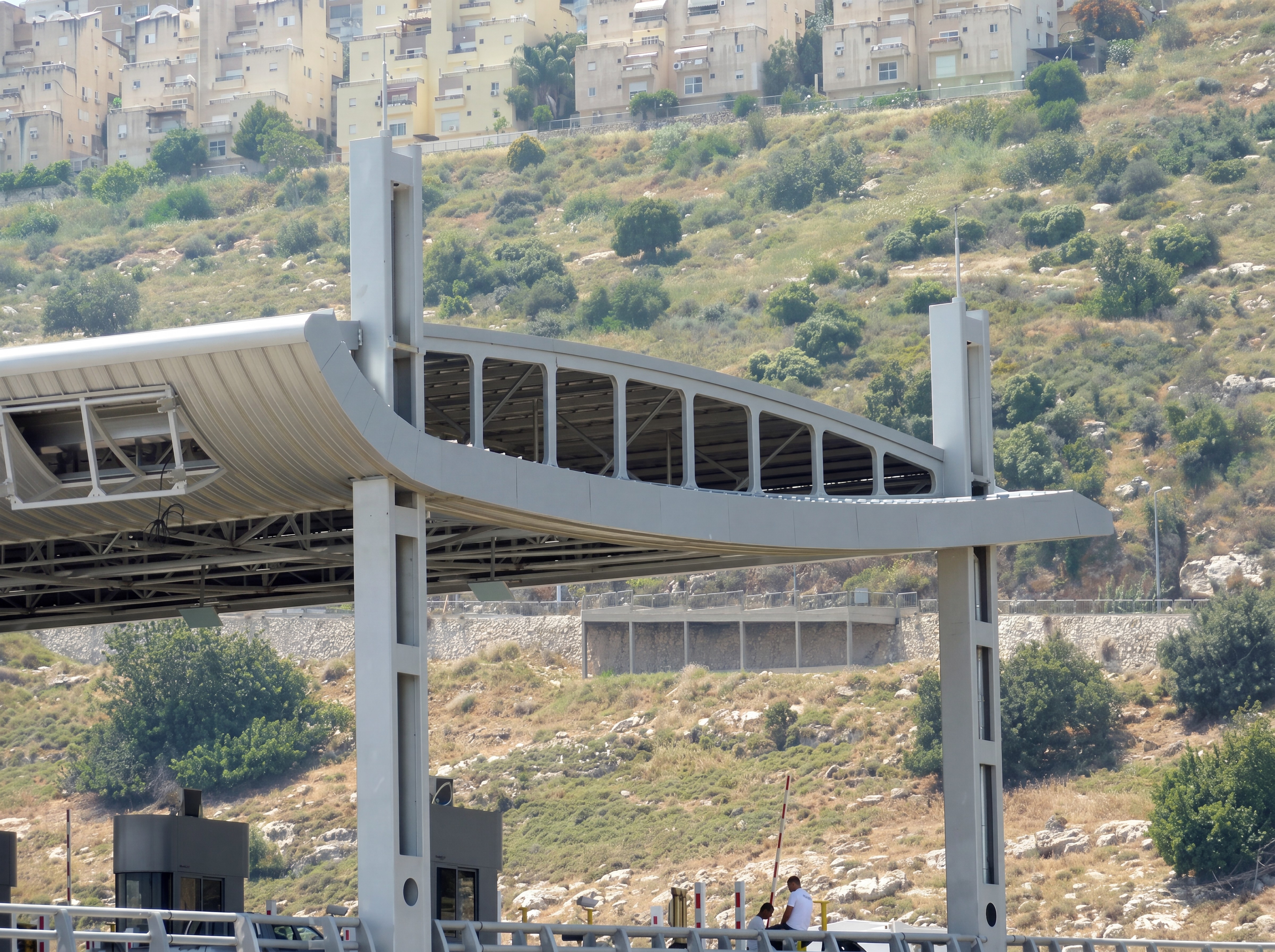 מבנה הכניסה למנהרות הכרמל בחיפה — חיפוי (מבט 1)