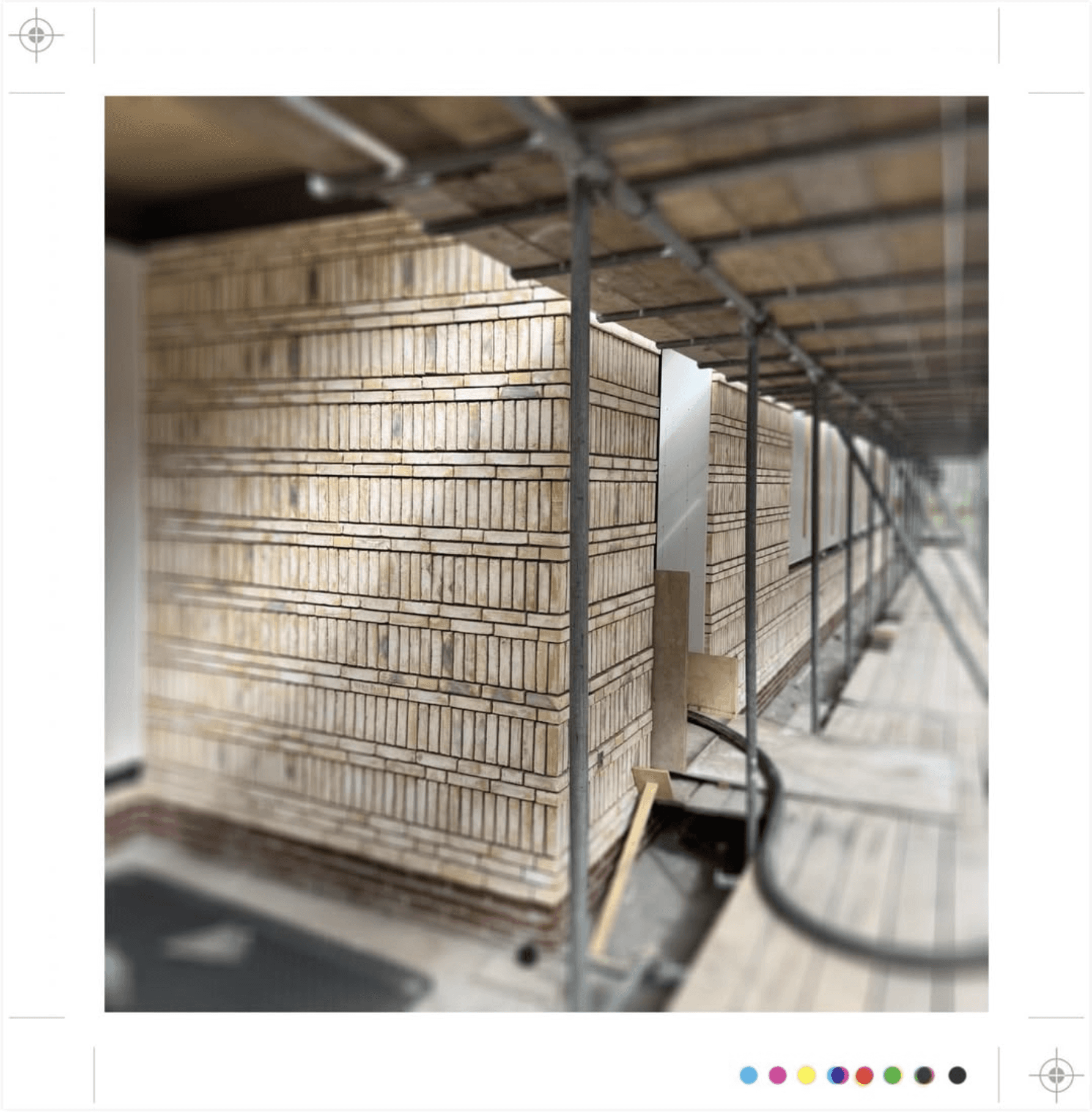 Bakstenen muur in aanbouw met stalen steiger. Bouwplaats omgeving.