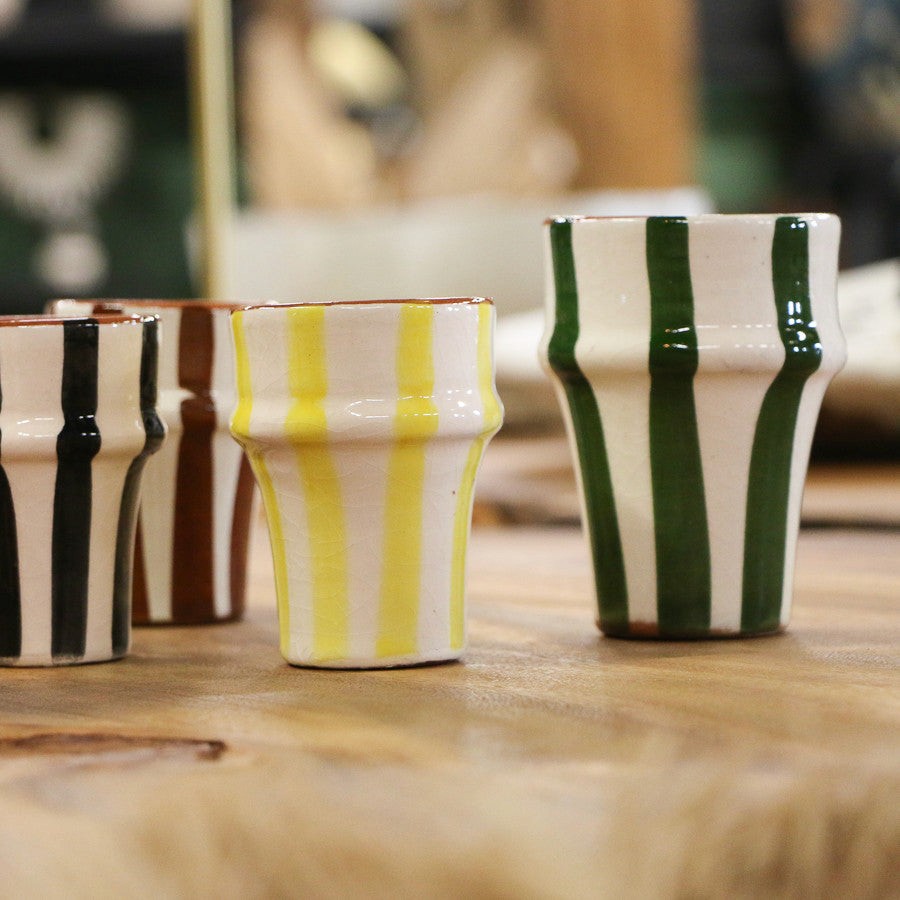 Tasse artisanale en céramique à rayures vertes