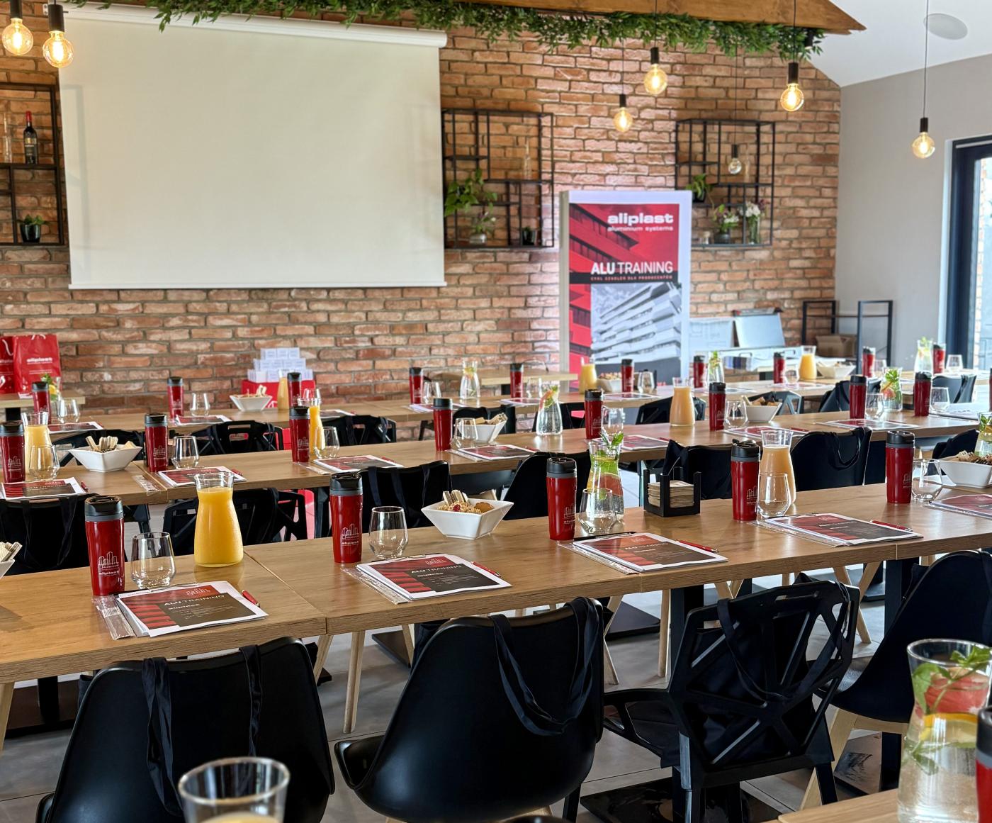 Sala szkoleniowa Niedźwiedzia 25 przygotowana do spotkania dotyczącego pozyskania środków z UE