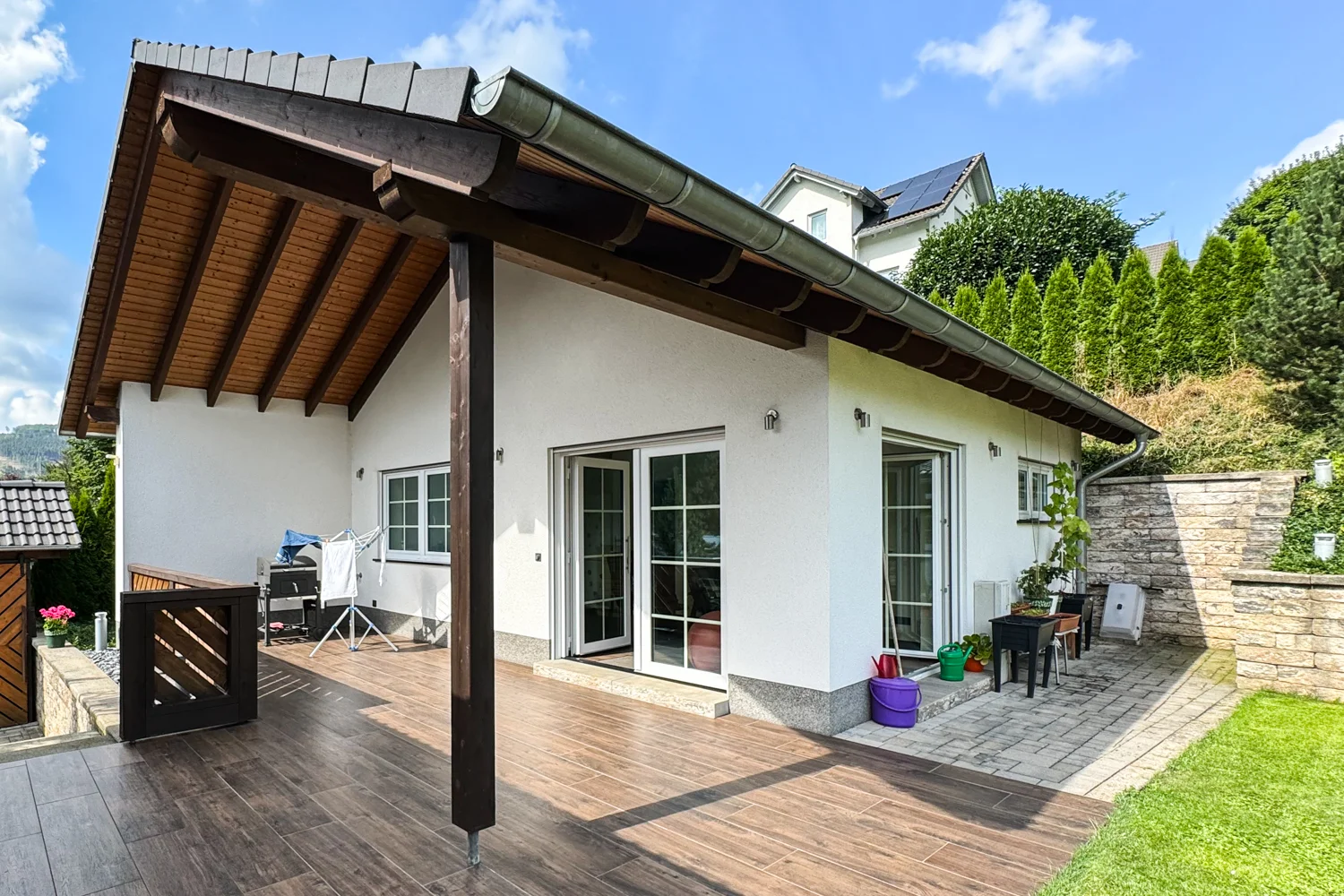 Sanierter Innenhof mit Natursteinpflaster in Rösrath