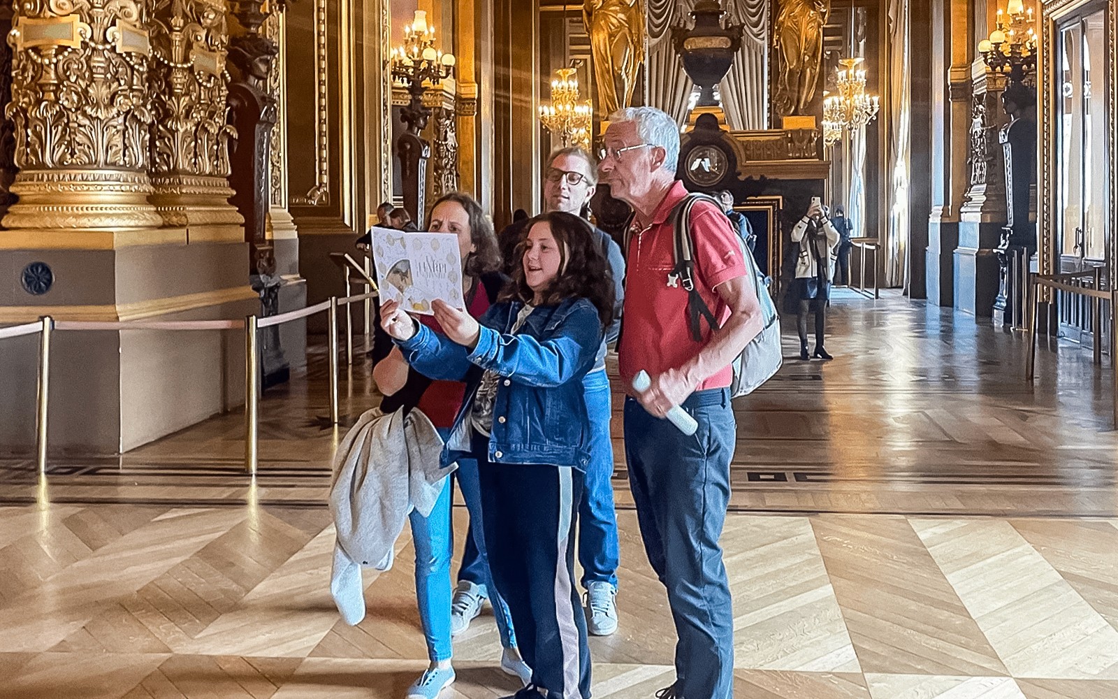 Khách tham quan khám phá Garnier Opera trong trò chơi nhập vai Arsene Lupin tại Paris.