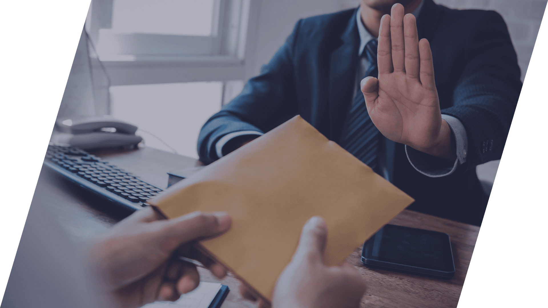 Человек отказывающийся от взятки