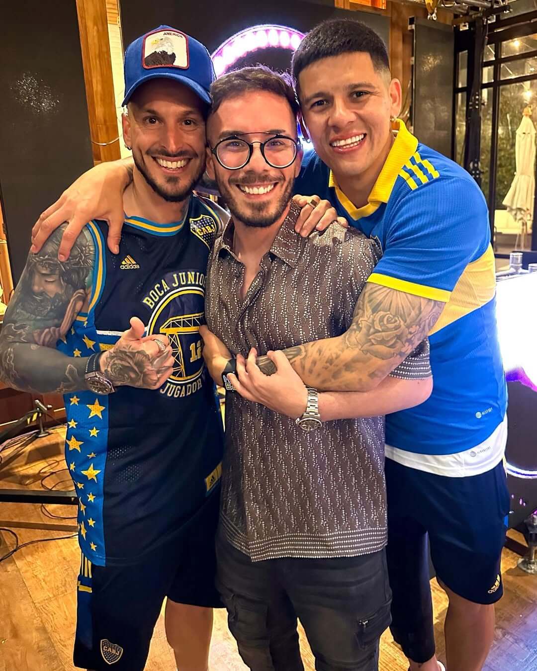 Fer Palacio junto a Marcos Rojo y otro jugador de Boca Juniors celebrando el campeonato.