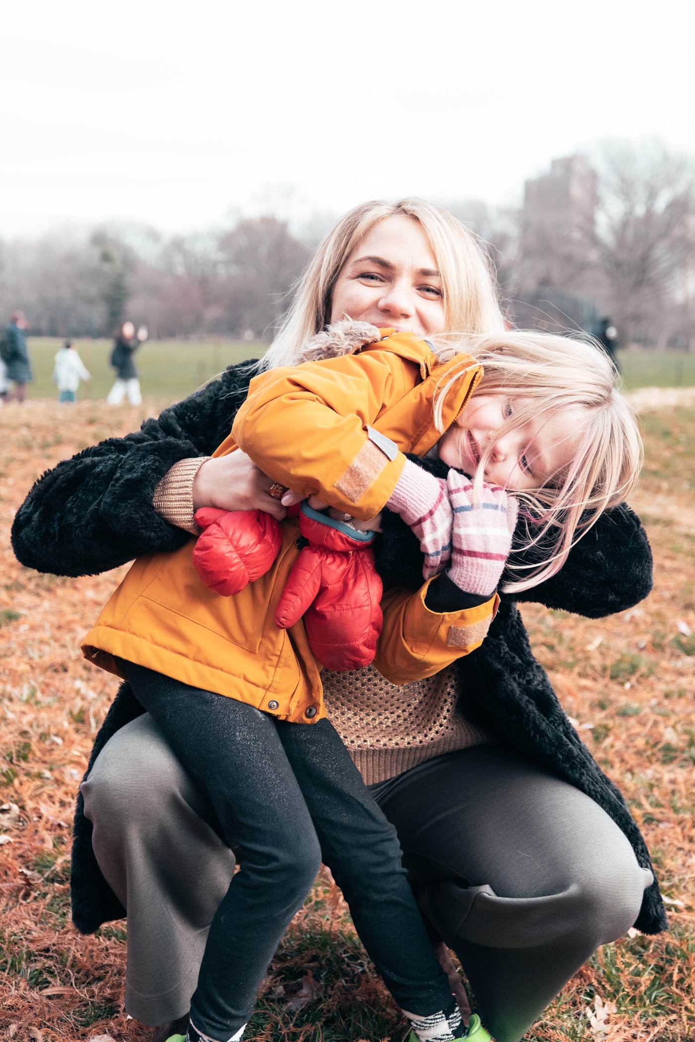 lifestyle-mother-holding-child-fall-outdoor-session-new-york