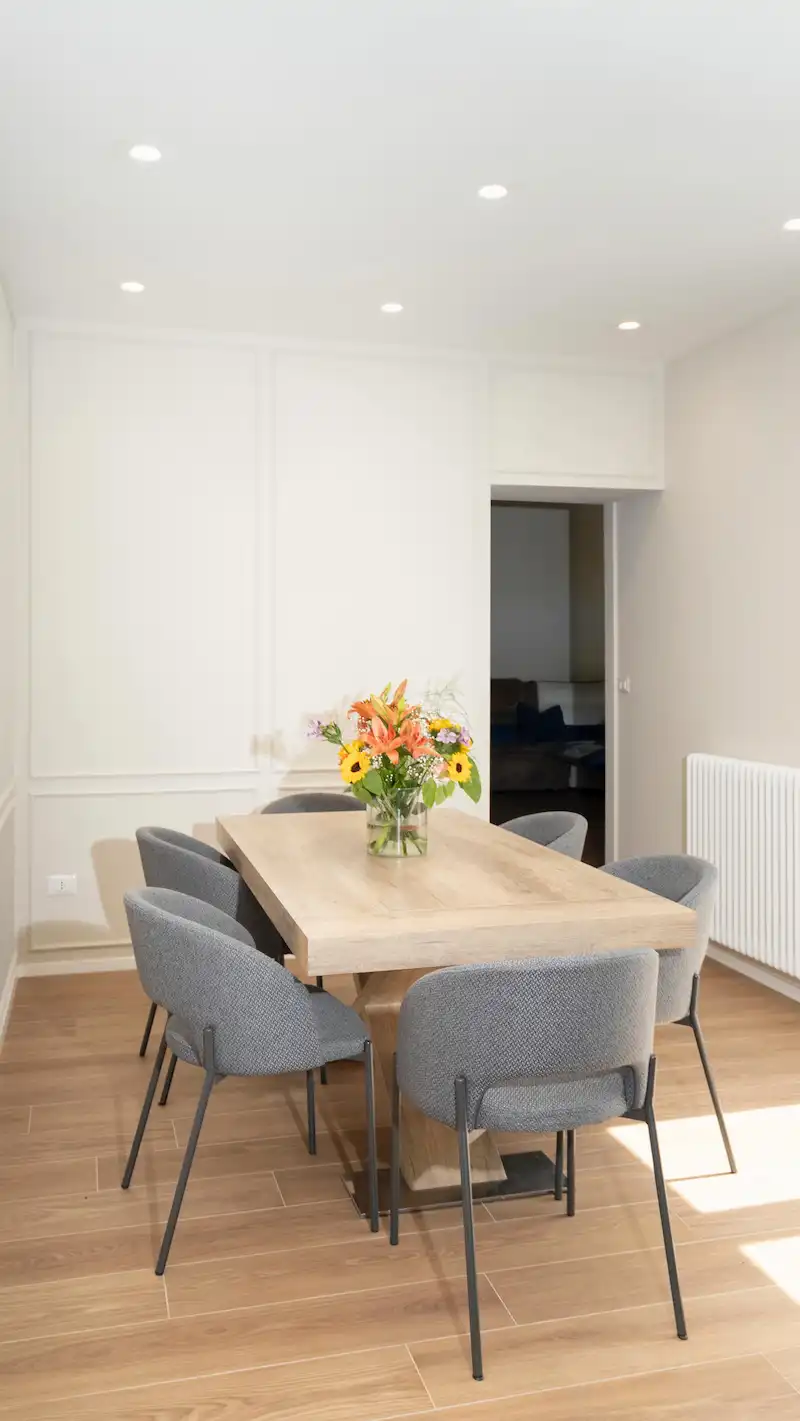 sala moderna e antica con bouaserie e parquet