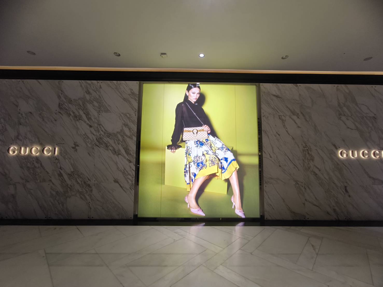 Lightbox หน้าร้าน gucci ที่ห้างคิงพาเวอร์