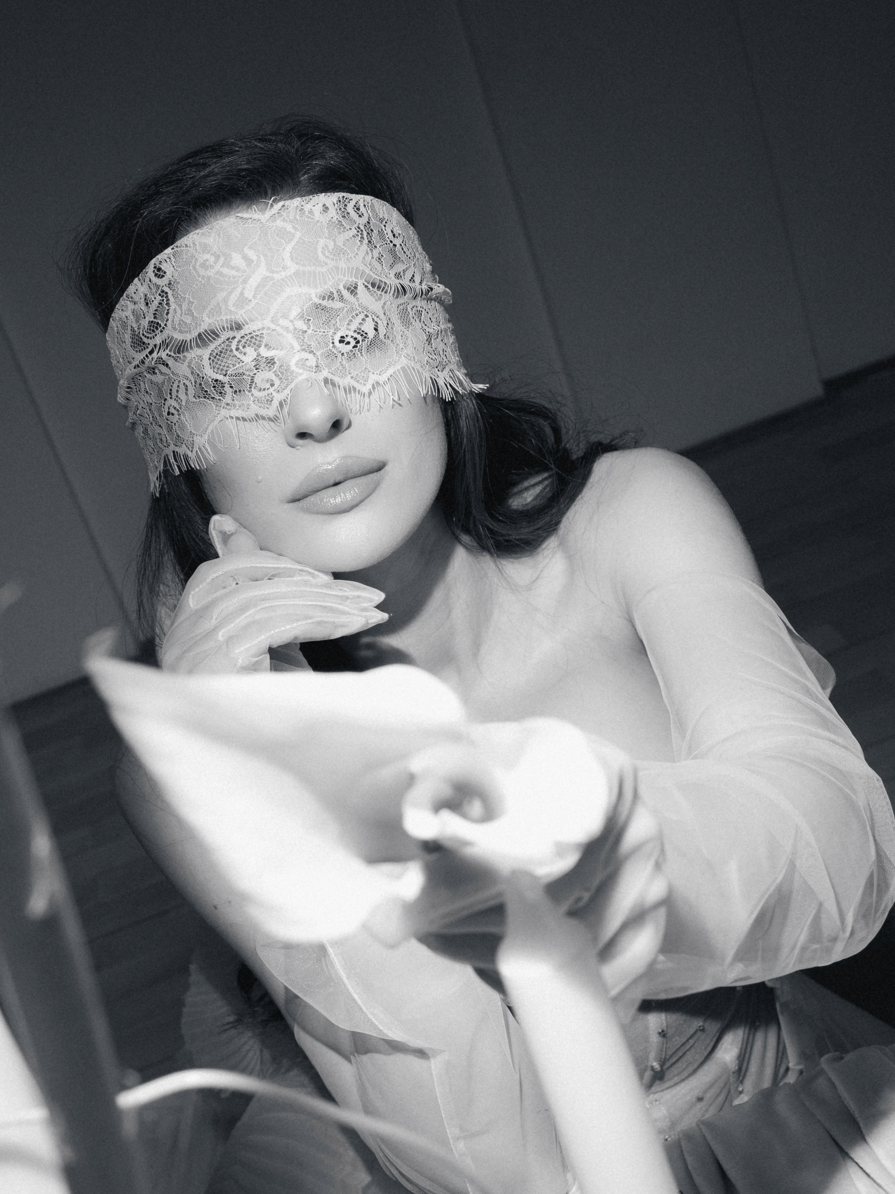 Portret alb-negru de mireasă cu voal și expresie delicată, fotografie bridal editorială cu aspect cinematic și atmosferă elegantă.