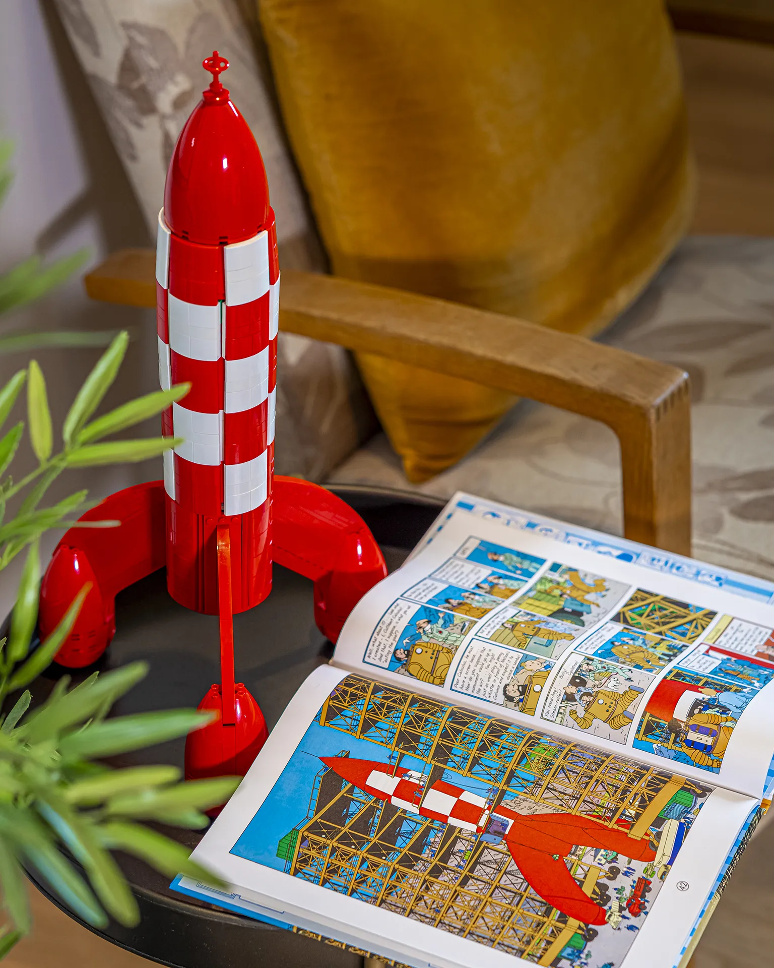 LEGO® Tintin® månerakett ved siden av et åpent Tintin-album