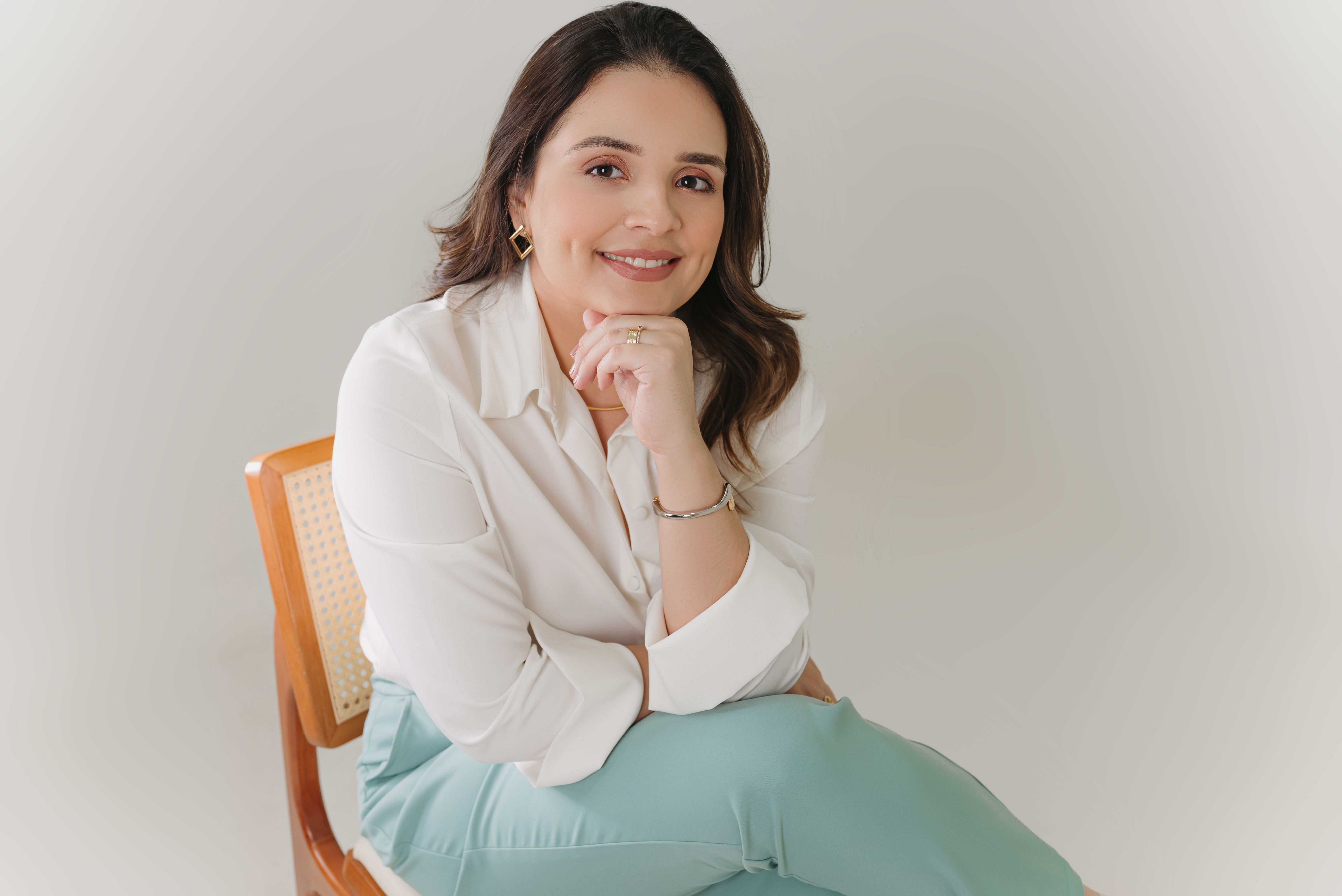 Dra. Viviane Batista, cardiologista em Goiânia focada em medicina preventiva e longevidade para uma vida plena e saudável.