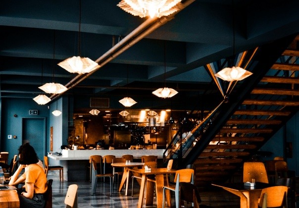 KEF’in kurduğu restoran — yemek salonu ve bar